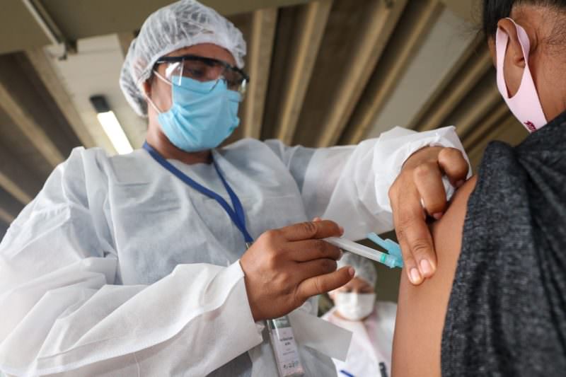 Vacinação para pessoas a partir de 26 anos é anunciada em Manaus