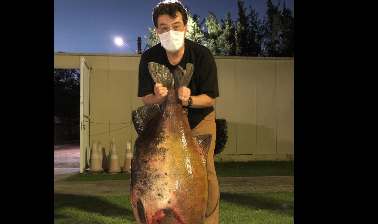Braga é criticado após postar foto segurando peixe: ‘pobre não come’