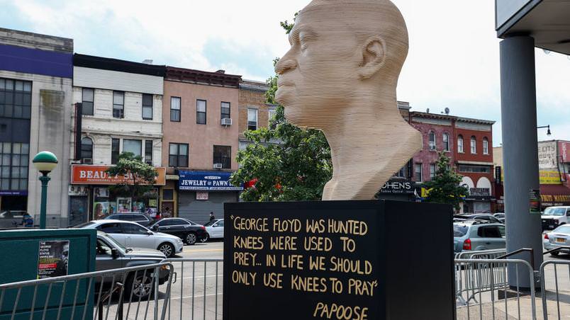 Polícia de NY investiga vandalismo na estátua de George Floyd como crime de ódio