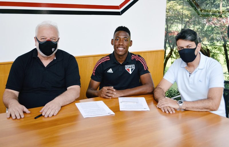 São Paulo renova contrato de Léo por mais três anos e meio