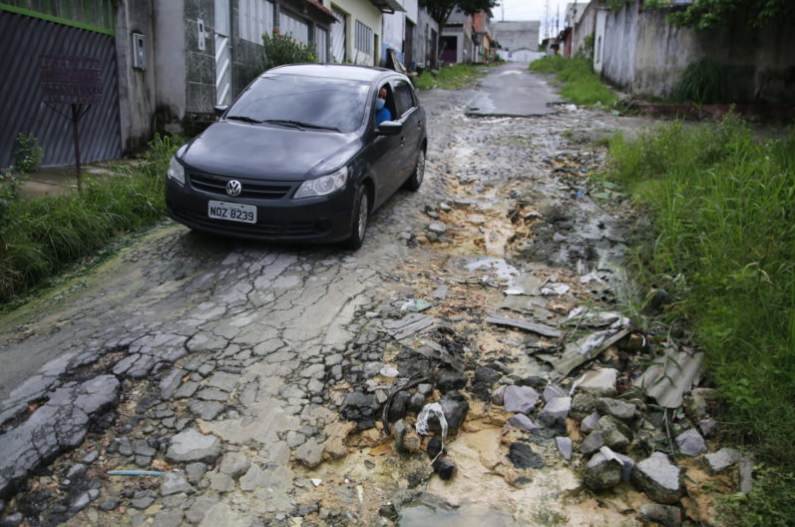 Em Manaus, asfaltamento precário faz população sofrer com ruas esburacadas