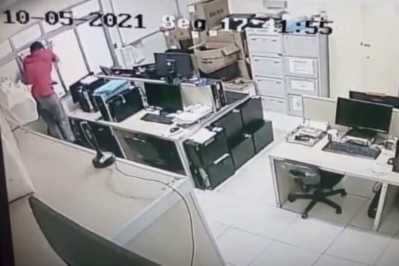 Vídeo mostra ação de servidores da Semsa roubando equipamentos