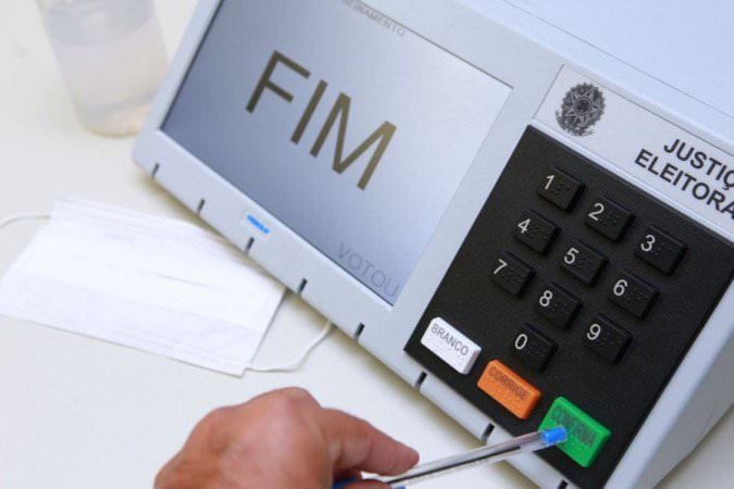 Presidentes de 11 partidos fecham posição contra voto impresso