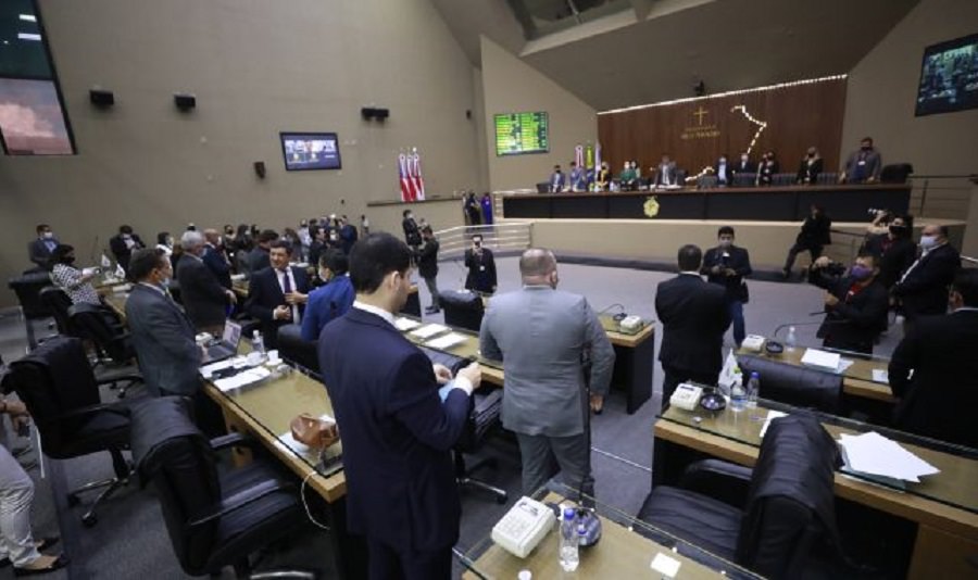Com apenas três sessões na semana, deputados têm 25 dias a mais de férias que trabalhador comum
