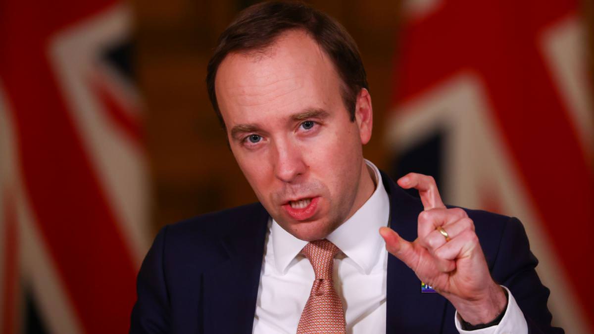Ministro britânico da Saúde renuncia após ser flagrado beijando assessora