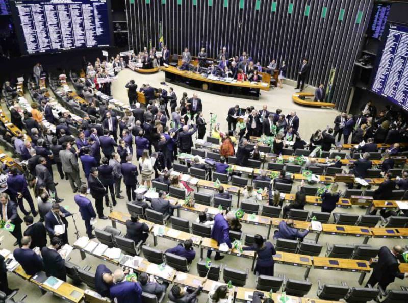 Especialista afirma que reforma eleitoral ameaça a população e beneficia políticos
