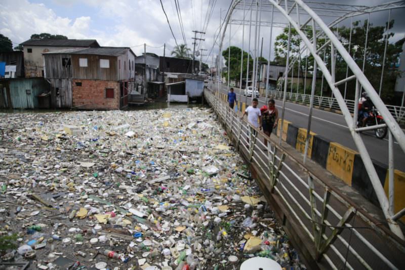 No Dia Mundial do Meio Ambiente, cheia mostra podridão dos igarapés de Manaus
