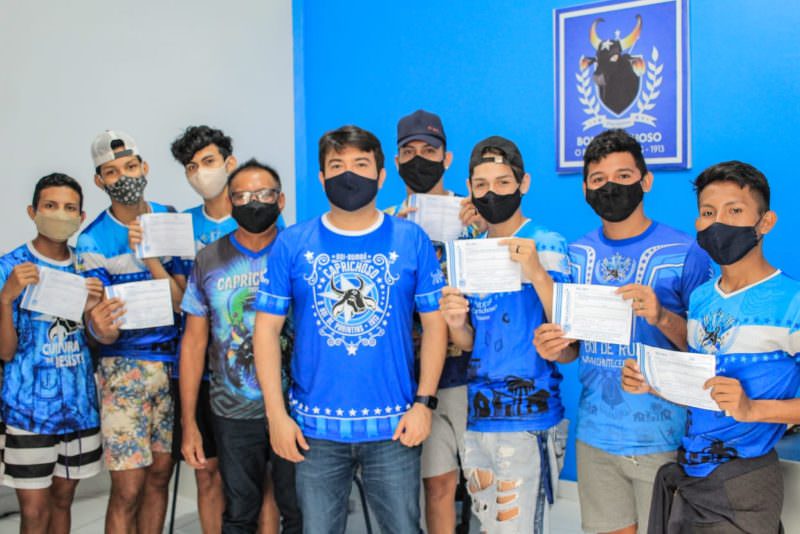 Brincantes voluntários do Boi Caprichoso são remunerados após Live Parintins 2021