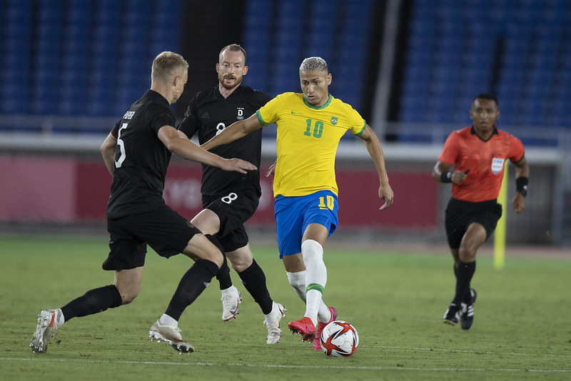 Brasil toma susto, mas vence Alemanha com três gols de Richarlison