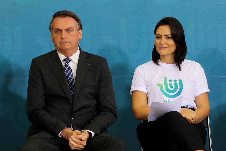 Jair Bolsonaro concede medalha Oswaldo Cruz a Michelle
