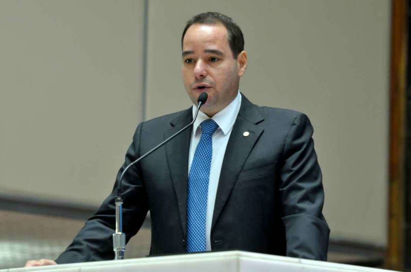 Distritão favorece candidatos do tráfico e da milícia, afirma deputado