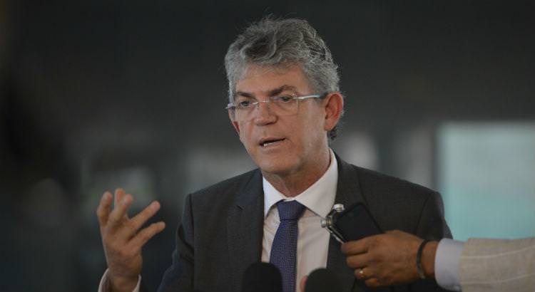 Ricardo Coutinho é denunciado por dano de R$ 215 milhões em contratações