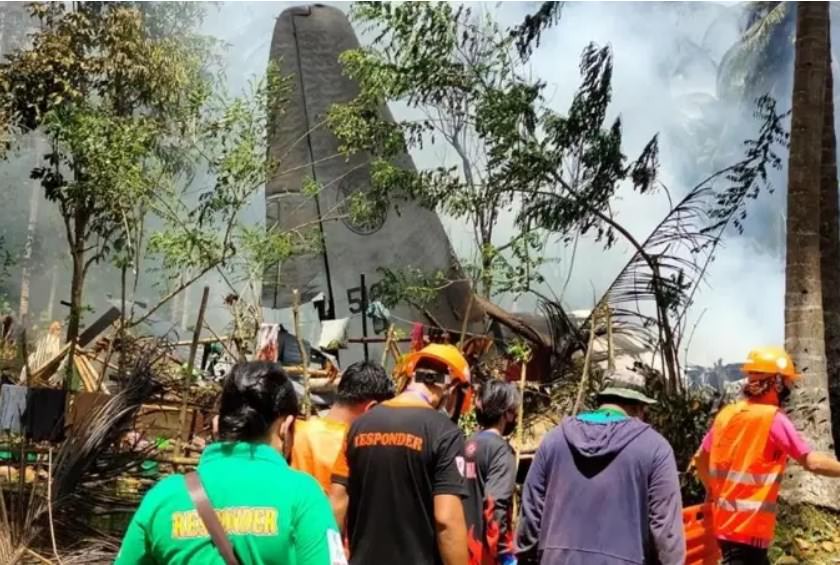 Avião militar cai e deixa ao menos 45 mortos