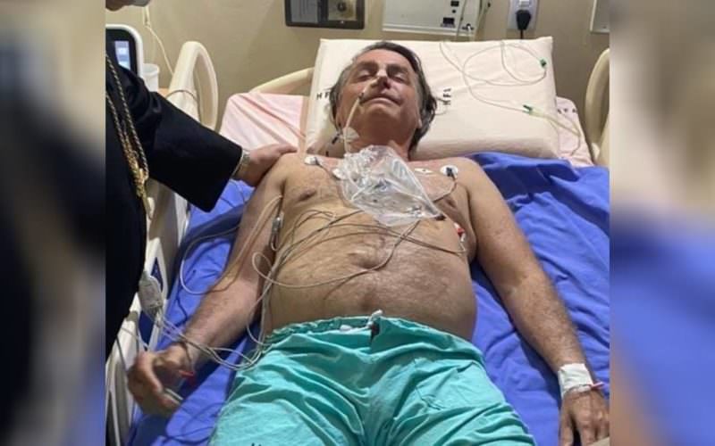 Bolsonaro publica foto deitado em maca e agradece orações
