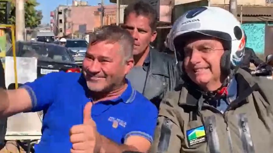 Bolsonaro passeia de moto em Brasília