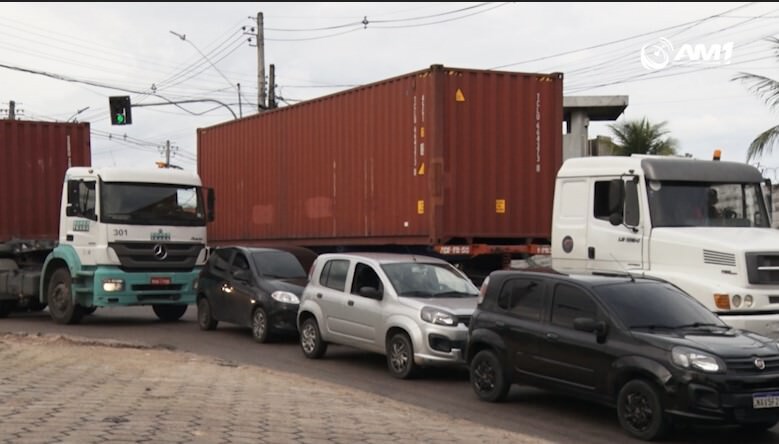 Tombamento de caminhões e a falta de fiscalização nas ruas preocupam manauaras