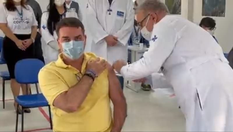 Presidente vai ser o ‘último brasileiro vacinado’, diz Flávio Bolsonaro