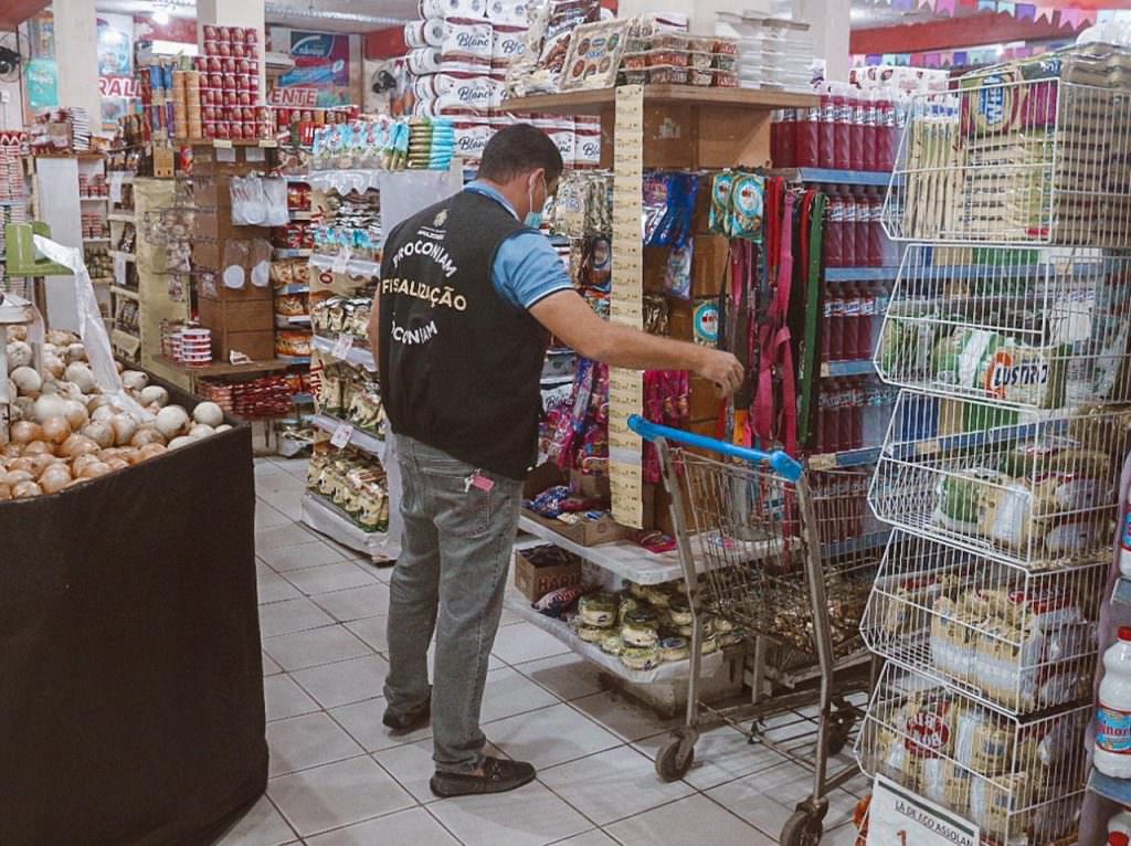Supermercado em Manaus é autuado com mais de 80kg em produtos vencidos