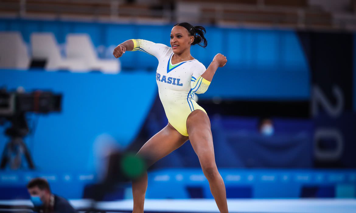 Rebeca Andrade surpreende mundo da ginástica e se garante em três finais