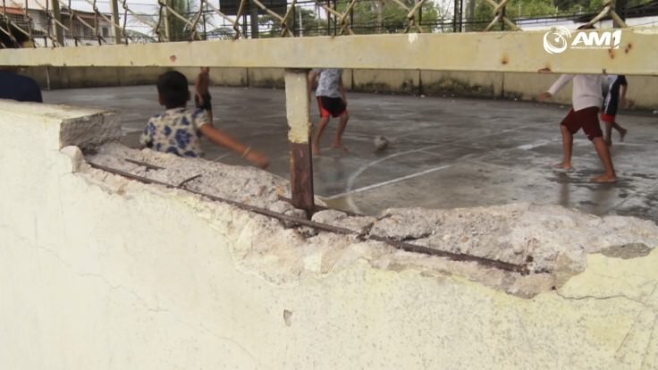 Crianças da Vila Amazonas brincam em quadra abandonada pela prefeitura