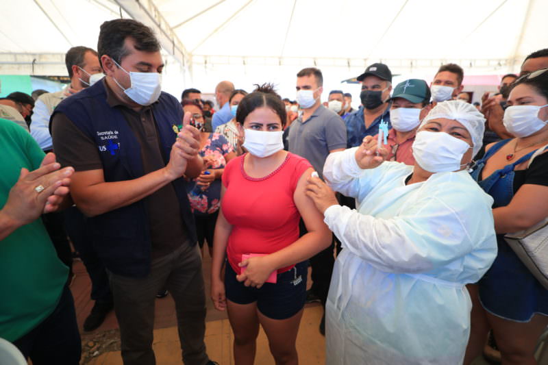 Wilson Lima acompanha mutirão de vacinação contra a Covid-19 em Caapiranga