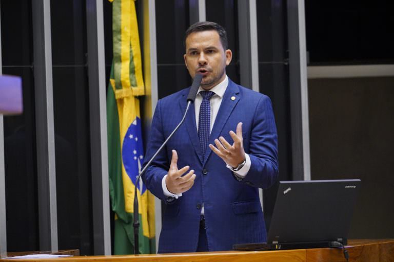 Após faltar votação do ‘Fundão’, Alberto Neto é criticado por internautas