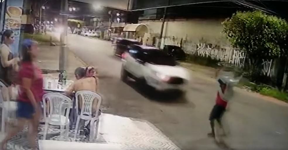 Motorista atropela pedestre e não presta socorro na Cachoeirinha; veja vídeo