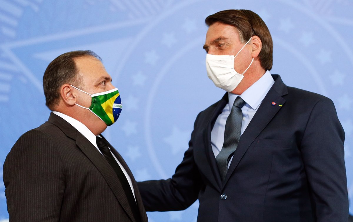 Bolsonaro defende Pazuello e diz que ‘propina é pelado dentro da piscina’