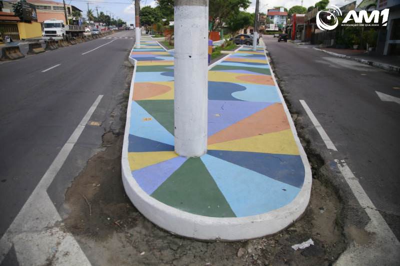 Prefeitura pinta calçadas para disfarçar problemas das ruas em Manaus