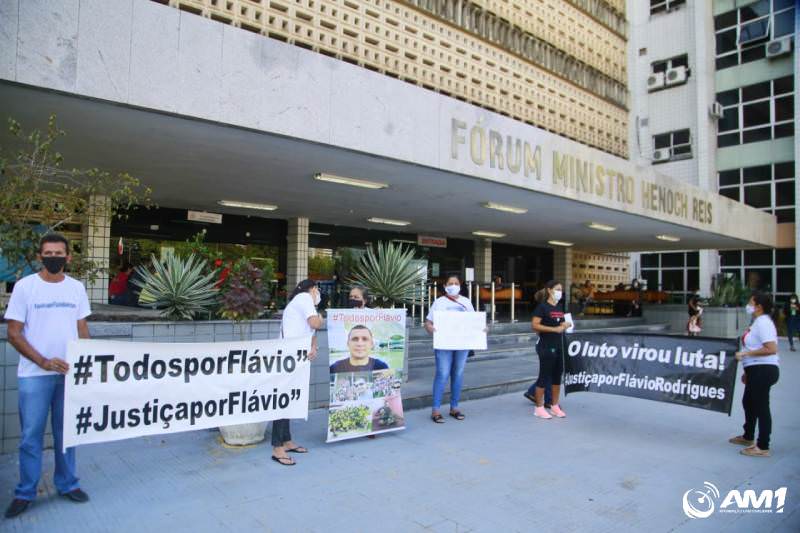 Caso Flávio: familiares na porta do TJ  exigem justiça pela morte do engenheiro
