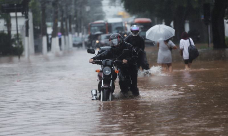 China registra 25 mortes após 'pior chuva' em 60 anos