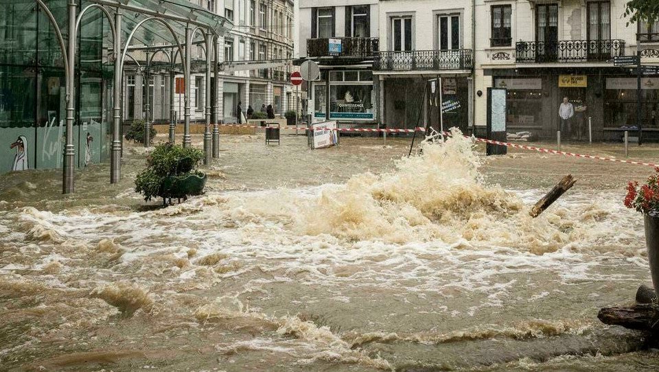 Carros e calçadas são destruídos em cidade belga atingida pela pior enchente em décadas