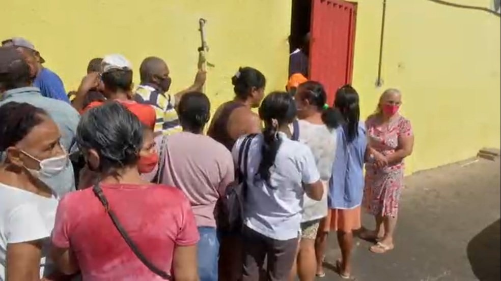 Famílias enfrentam fila em açougue para receber doação de ossos