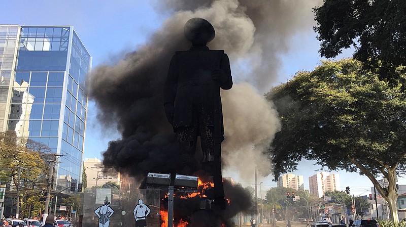 Polícia investiga incêndio em estátua de Borba Gato na capital de SP
