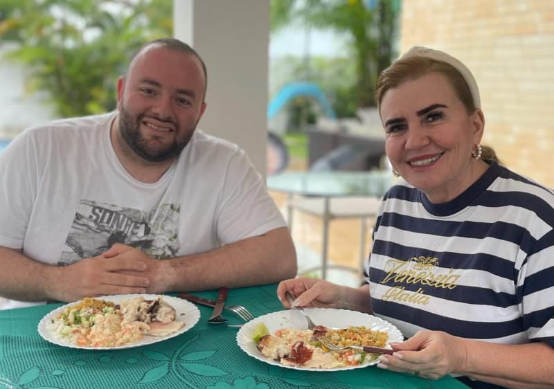Família unida: Fausto e Yara Lins comemoram liminar com peixe assado