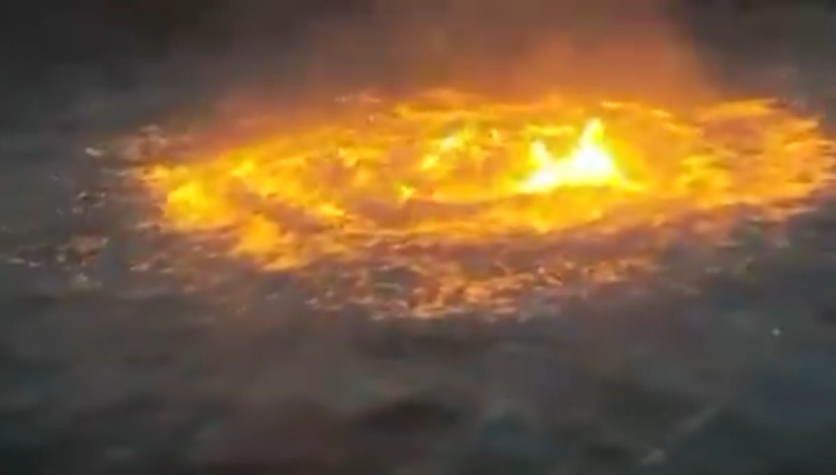Vazamento de oleoduto causa grande incêndio no Golfo do México