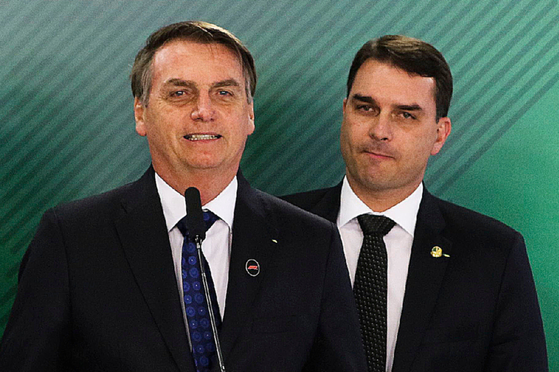 Flávio Bolsonaro revela que o presidente chegou a ser intubado