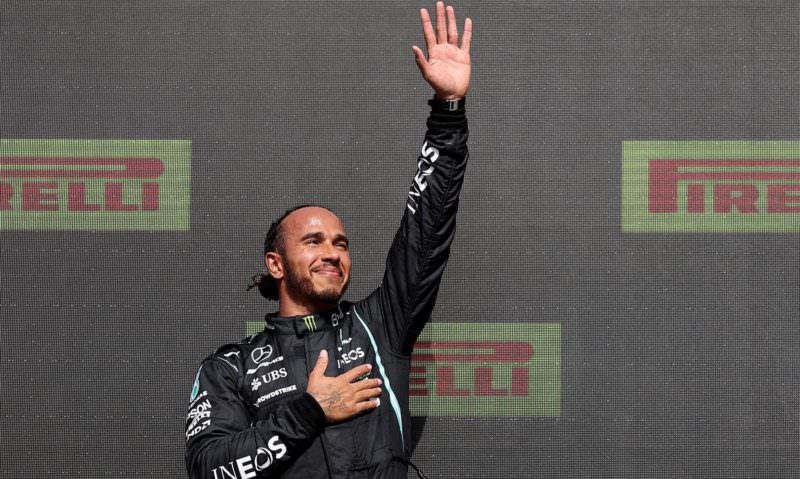 Hamilton é vítima de racismo nas redes após GP da Inglaterra