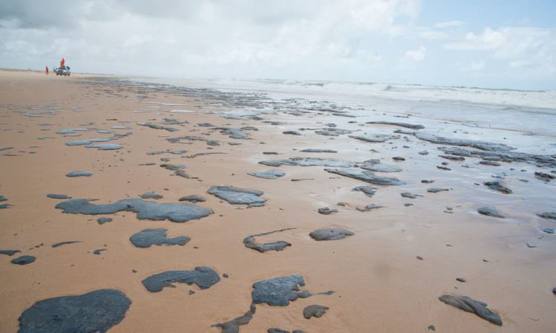 Novas manchas de óleo surgem nas praias do Nordeste