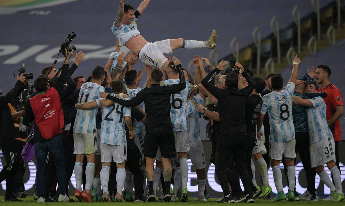 Argentina faz a festa no Maraca e Tite balança no comando da Seleção