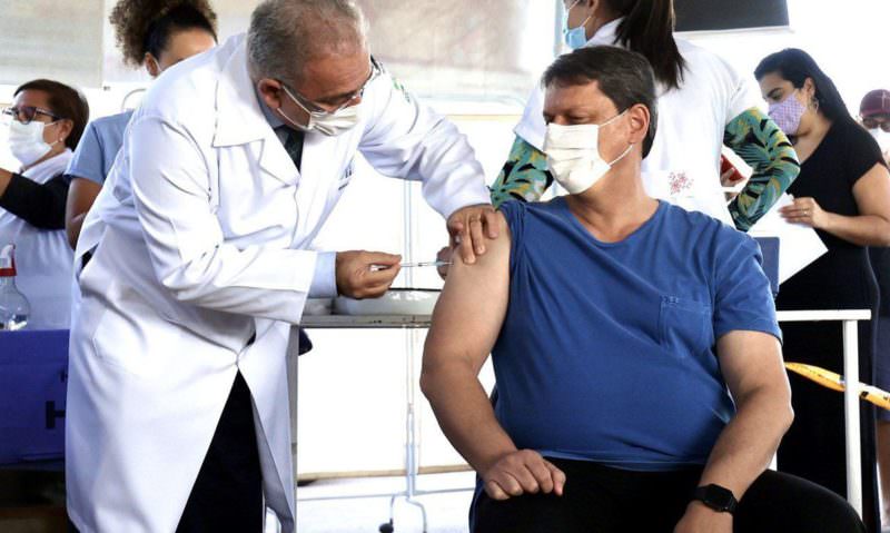 Ministro Queiroga aplica vacina em Tarcísio de Freitas e André Mendonça