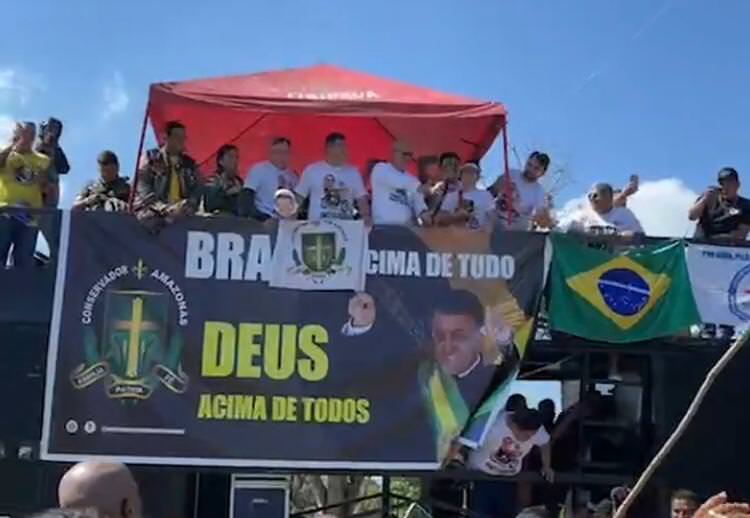 Motociata começa com discurso de Bolsonaro e oração por sua saúde