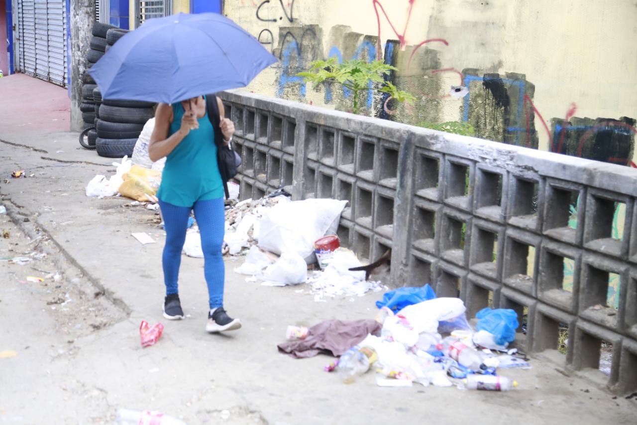 População reclama do lixo, buracos e falta de estrutura em Manaus