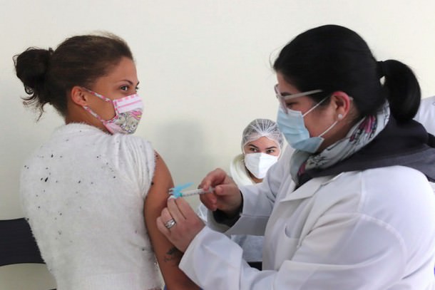 Pessoas em situação de rua recebem vacina da Janssen em Foz do Iguaçu