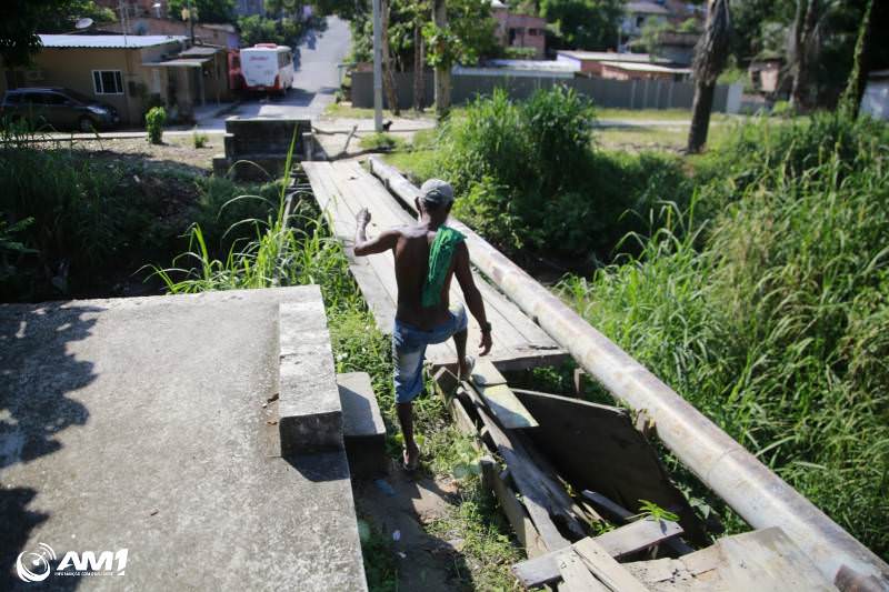 Moradores do Monte Sião sofrem com ponte inacabada e risco de acidente