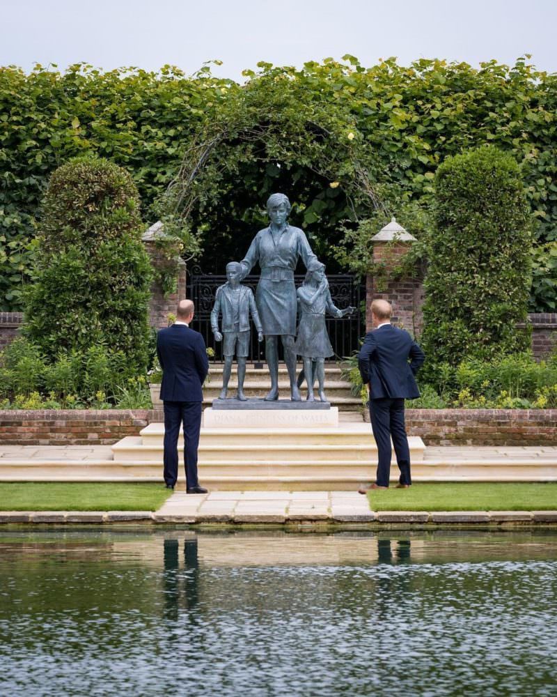 Príncipes Harry e William se unem para homenagear a mãe, princesa Diana