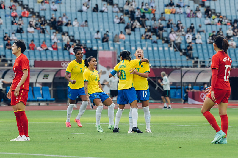 Com dois gols de Marta, seleção feminina estreia com goleada em Tóquio
