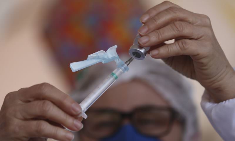 Rio de Janeiro pode suspender vacinação da covid-19 por falta de doses