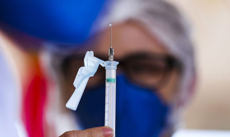 Cresce recusa de vacina contra covid-19; relatos são de 2.097 cidades