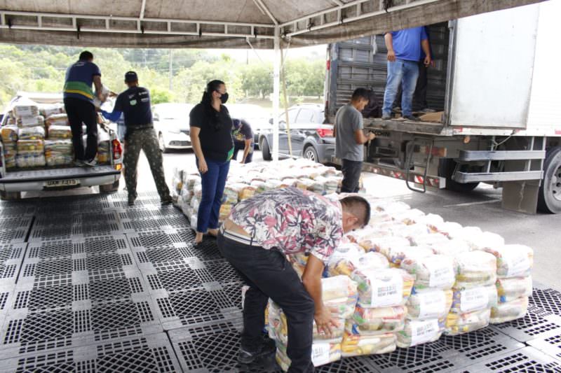 governo do amazonas doa cestas básicas